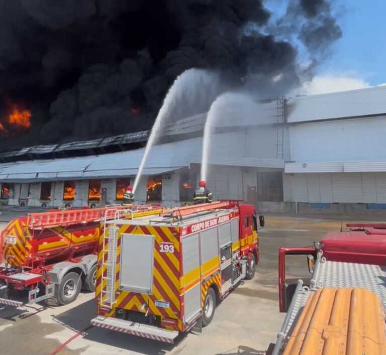 Grávida ferida em incêndio de fábrica em Manaus está fora de perigo, confirma hospital