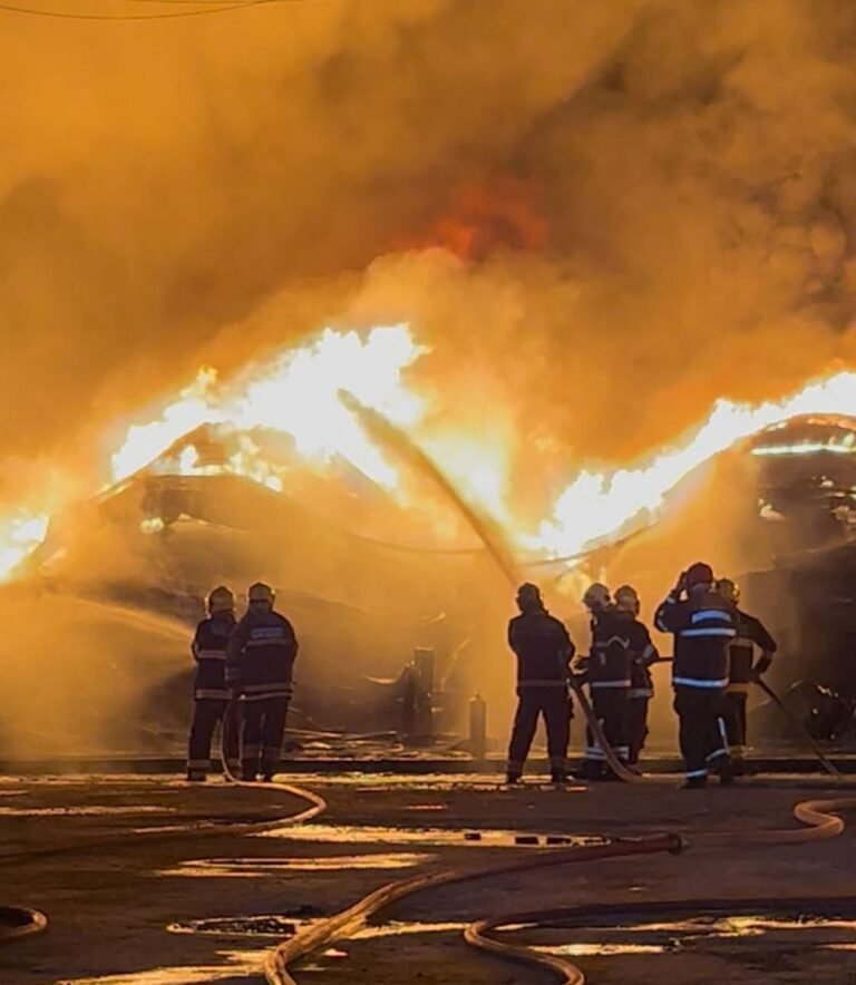 Incêndio destrói fábrica e assusta funcionários e moradores no Distrito Industrial