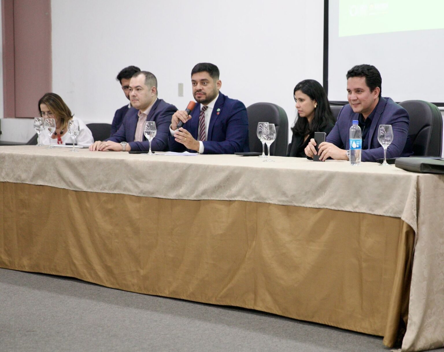 Reitor da UEA destaca fortalecimento do curso de Direito e incentivo à pesquisa científica em aula magna