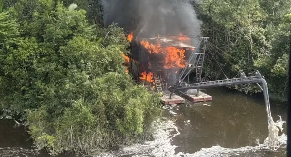 PF destrói dez dragas utilizadas por garimpeiros em operação no município de Jutaí