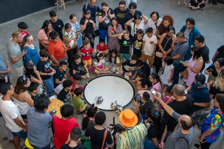 Crianças apresentam soluções tecnológicas para enfrentar desastres climáticos em comunidades ribeirinhas