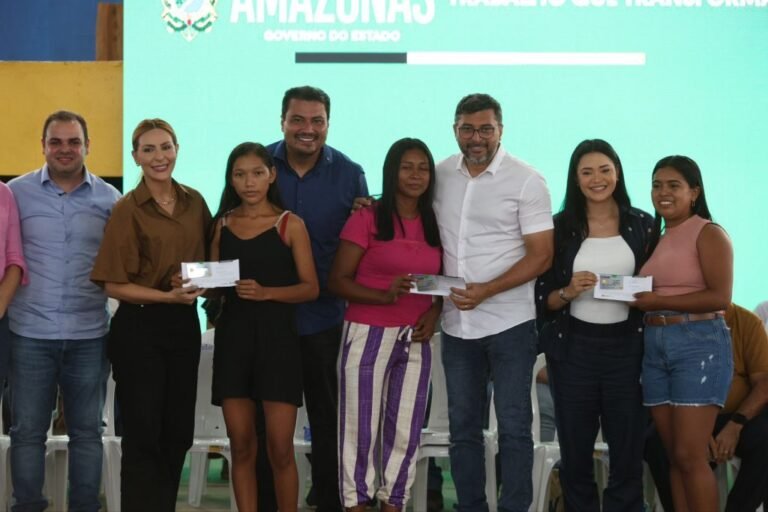 Governo leva ações sociais e entrega 800 cartões do Auxílio Estadual em Autazes