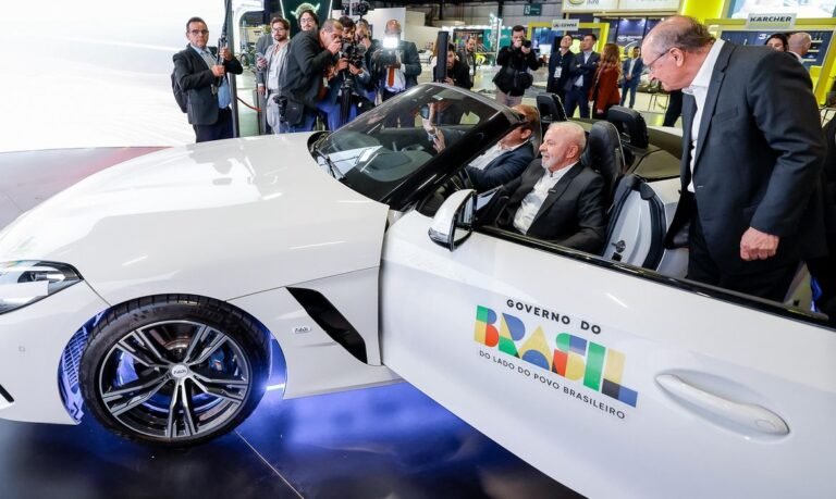 Lula comemora retirada de tarifas pelo governo dos EUA e destaca avanço no diálogo diplomático