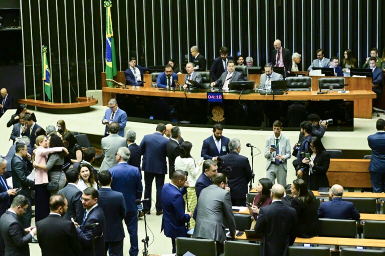 CCJ aprova PEC que amplia acúmulo de cargos públicos por professores