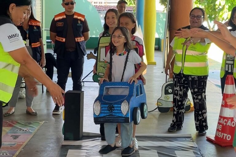 Crianças participam de ação lúdica sobre educação no trânsito no parque Cidade da Criança