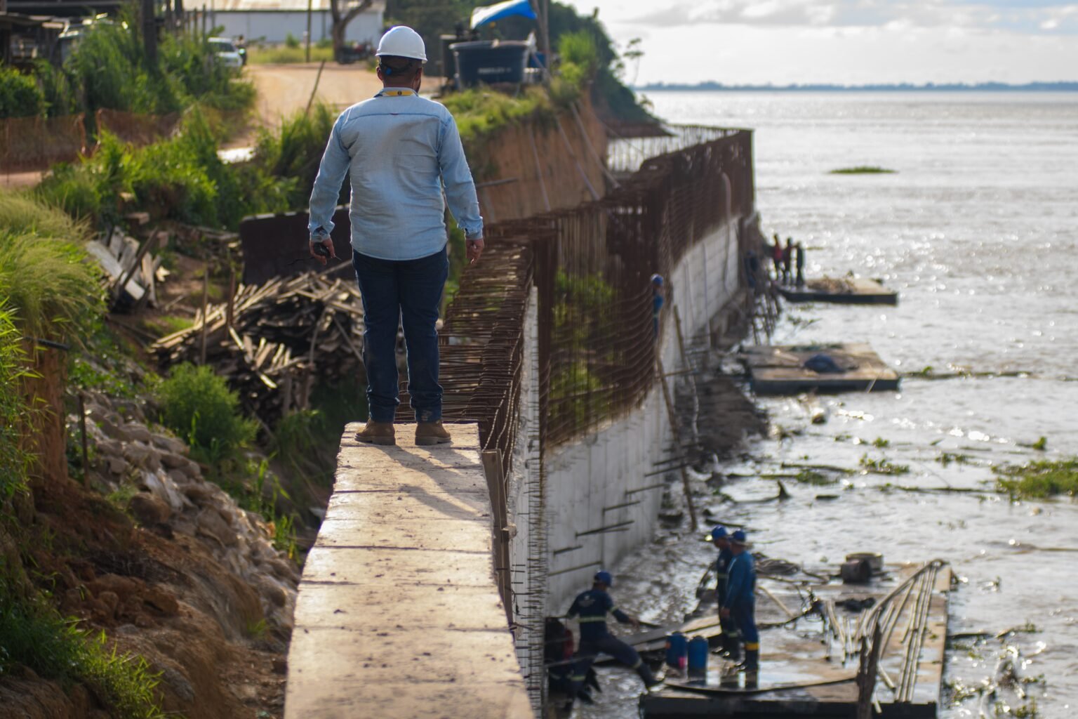 Obras do muro de arrimo chegam a 50% de execução em Parintins