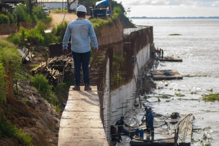 Obras do muro de arrimo chegam a 50% de execução em Parintins