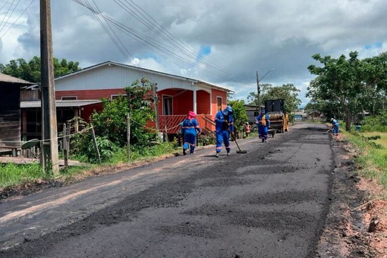 Programa Asfalta Amazonas avança com obras em 33 ruas de Barreirinha