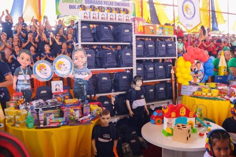 Prefeitura de Coari fortalece educação com entrega de kits, revitalização de escolas e início de reformas na zona rural