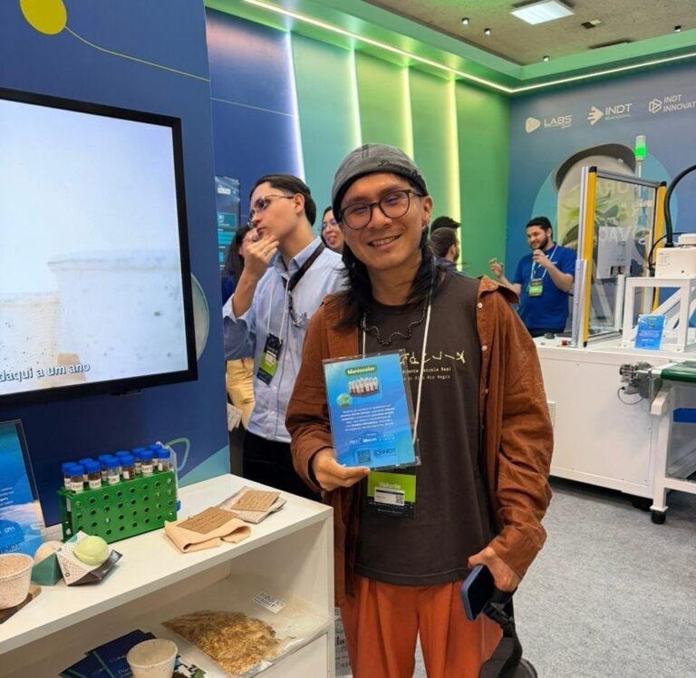 Designer indígena transforma resíduo de mandioca em inovação sustentável na ExpoPIM