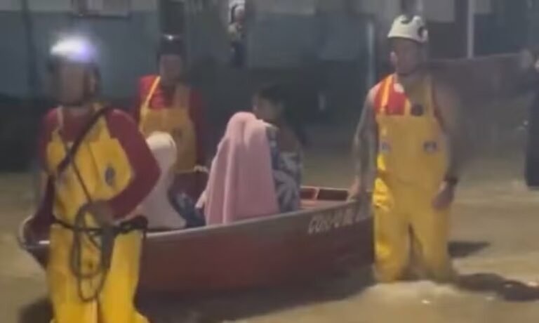 Bombeiros utilizam bote para resgatar moradores durante alagamentos causados por forte chuva em Manaus