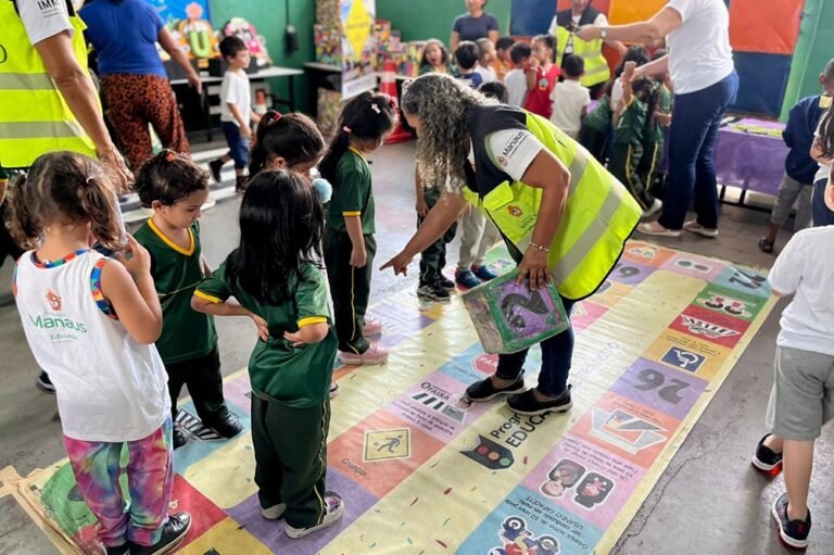 Alunos de escola infantil em Manaus participam de ação educativa sobre trânsito