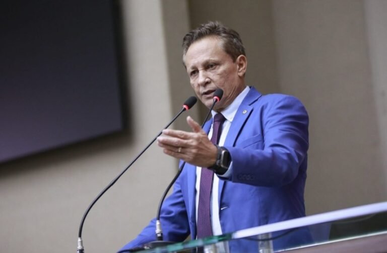 Com saída de Roberto Cidade para o governo, deputado Adjuto Afonso assume presidência da Aleam