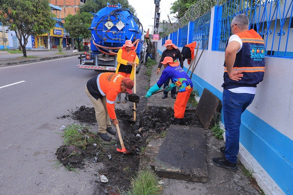 Seminf intensifica limpeza de bueiros para reduzir impactos das chuvas