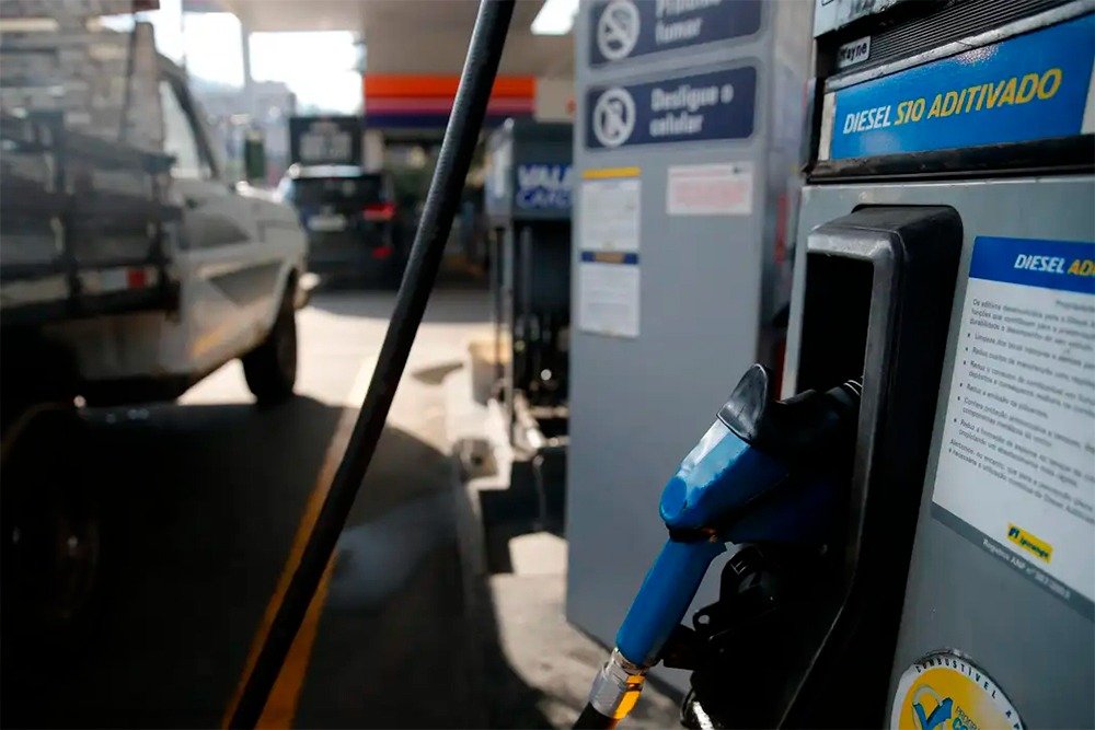 Governo federal anuncia pacote com subsídios e isenções para conter alta dos combustíveis