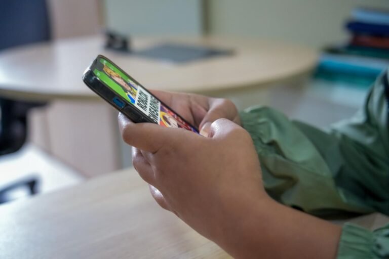 Com o ECA Digital, pais e responsáveis precisam assumir o controle do monitorimento online