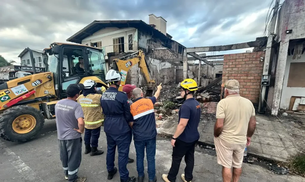 Bombeiros localizam quarta vítima e encerram operação após queda de avião no RS