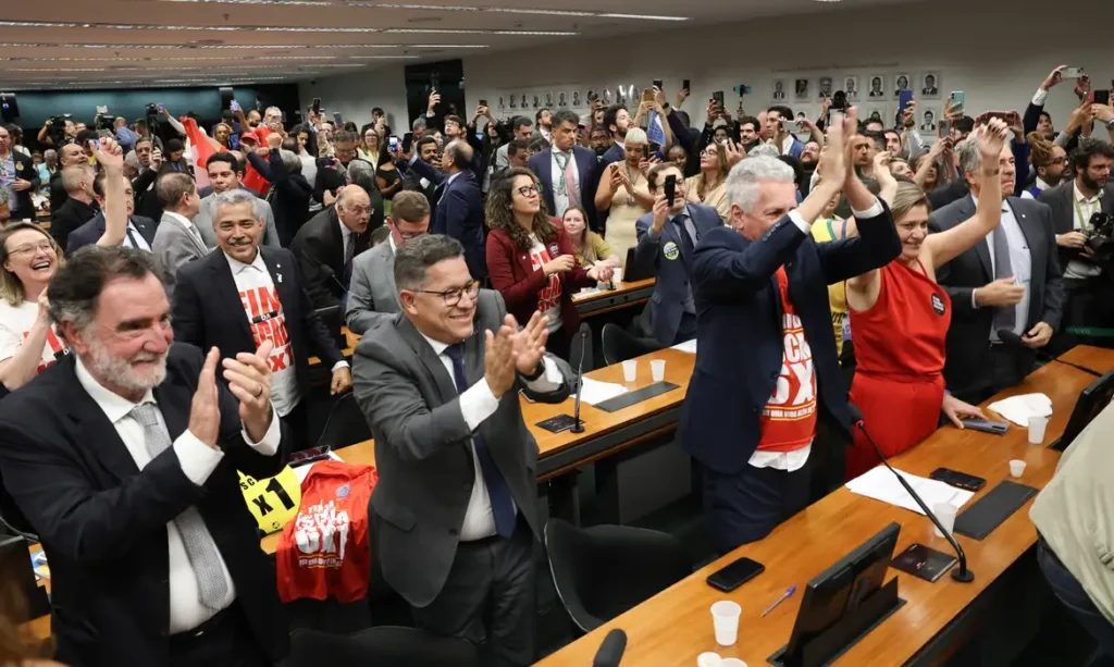 Depois de muito impasse, relatório da PEC que acaba com escala 6X1 é aprovado em Comissão da Câmara