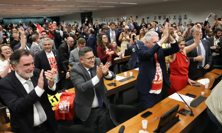 Depois de muito impasse, relatório da PEC que acaba com escala 6X1 é aprovado em Comissão da Câmara
