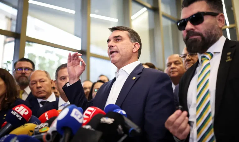 Flávio Bolsonaro confirma que encontrou Vorcaro depois da prisão do banqueiro para encerrar participação em filme