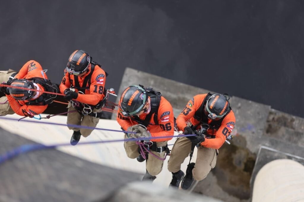 Bombeiros simulam resgate de vítimas em treinamento na ponte Phelippe Daou