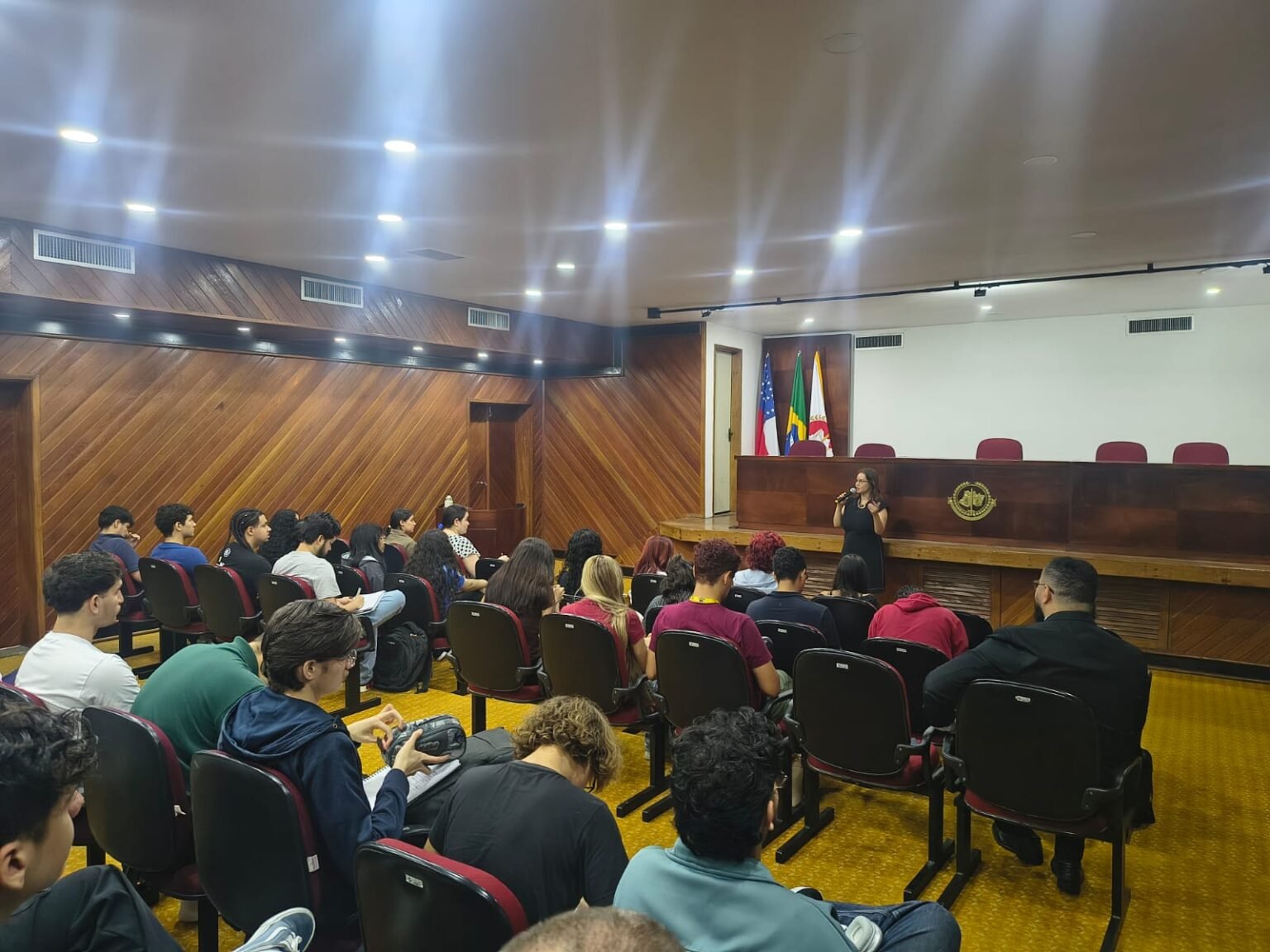Acadêmicos da UEA visitam Ministério Público e participam de palestras e debates