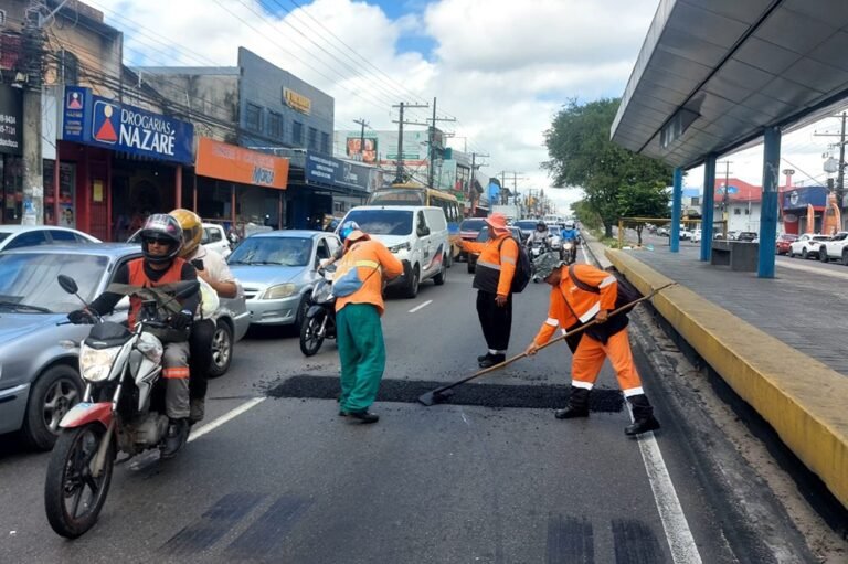 Prefeitura realiza recuperação asfáltica em trecho da avenida Autaz Mirim na zona Leste de Manaus