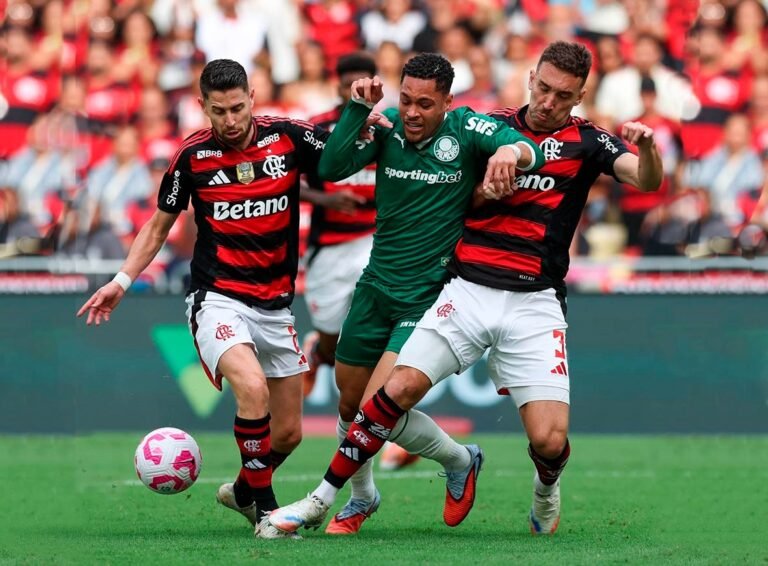 Flamengo e Palmeiras fazem duelo direto pela liderança do Brasileirão no Maracanã