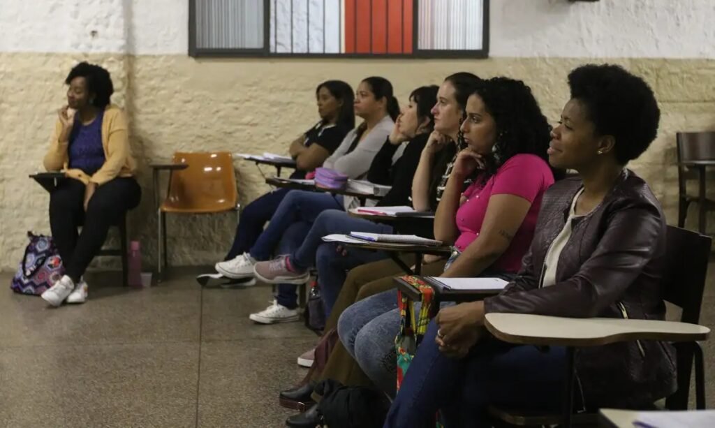 MEC seleciona 504 cursinhos populares para rede nacional de apoio ao Enem