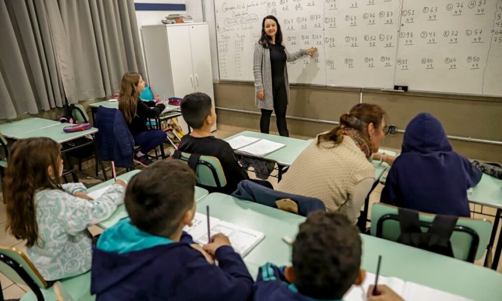 Senado aprova reajuste do piso nacional dos professores para R$ 5,1 mil em 2026