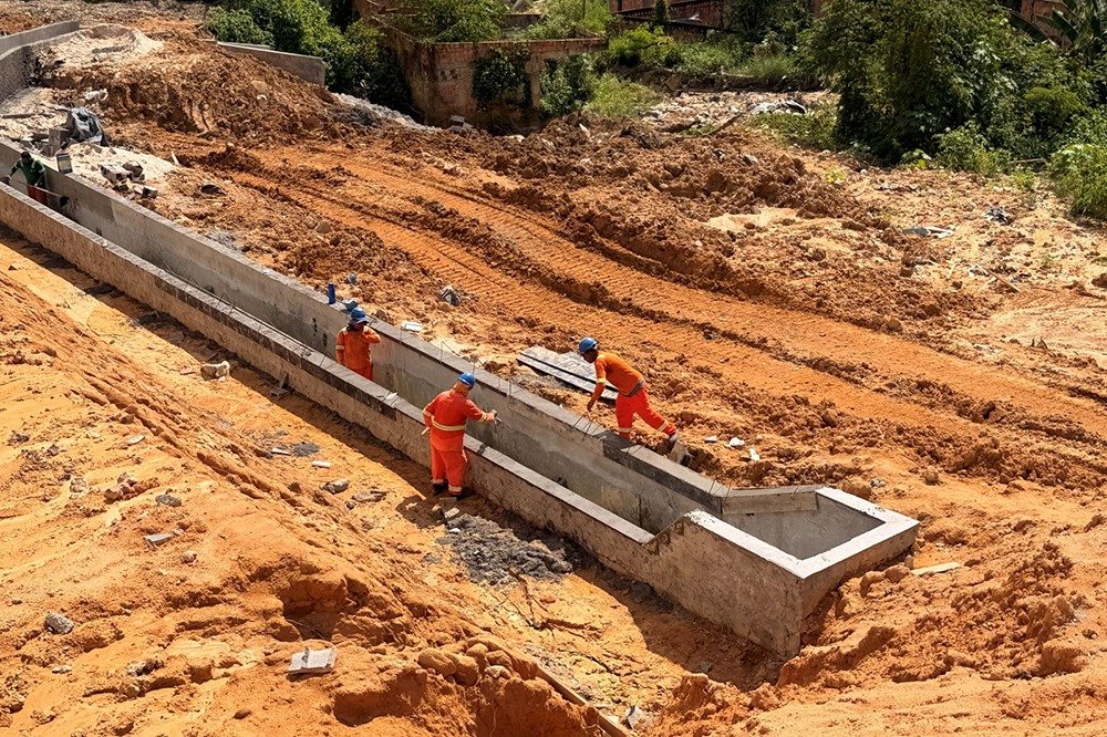 Obra de contenção de erosão no conjunto Canaranas chega a 58% de execução em Manaus