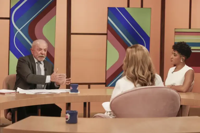 Lula promete vetar PL sobre envio em massa de mensagens; projeto ainda segue para o Senado
