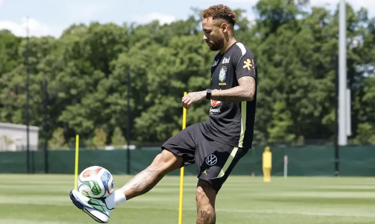 A dois dias do jogo contra o Haiti, Neymar participa de treino com a seleção