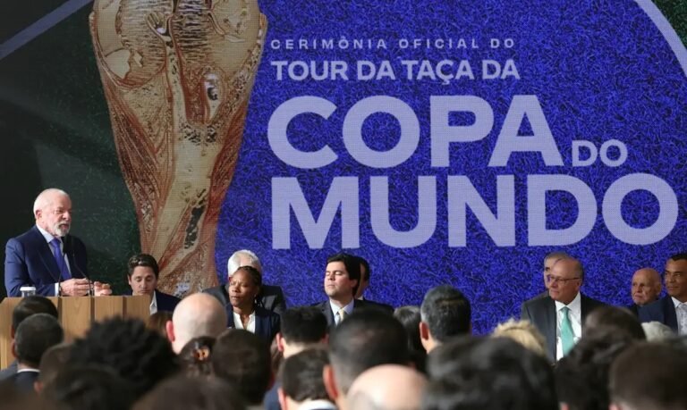 Lula sanciona lei da Copa do Mundo Feminina de 2027 e homenageia pioneiras do futebol brasileiro