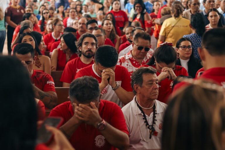 Garantido reúne fé e tradição antes do Festival de Parintins