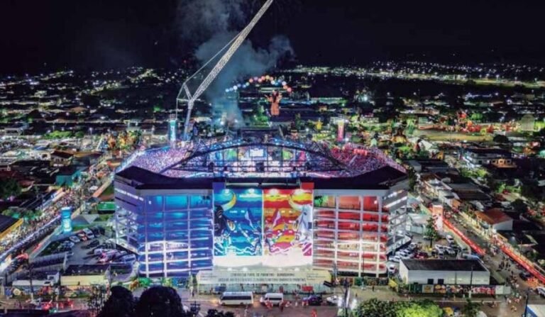 Parintins une cultura e futebol em mês de celebrações