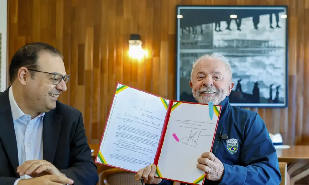 Lula sanciona CNH gratuita para motoristas sem infrações
