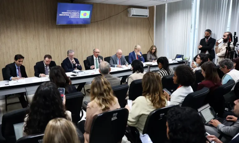 Governo retoma plano de apoio a setores afetados por tarifaço dos EUA