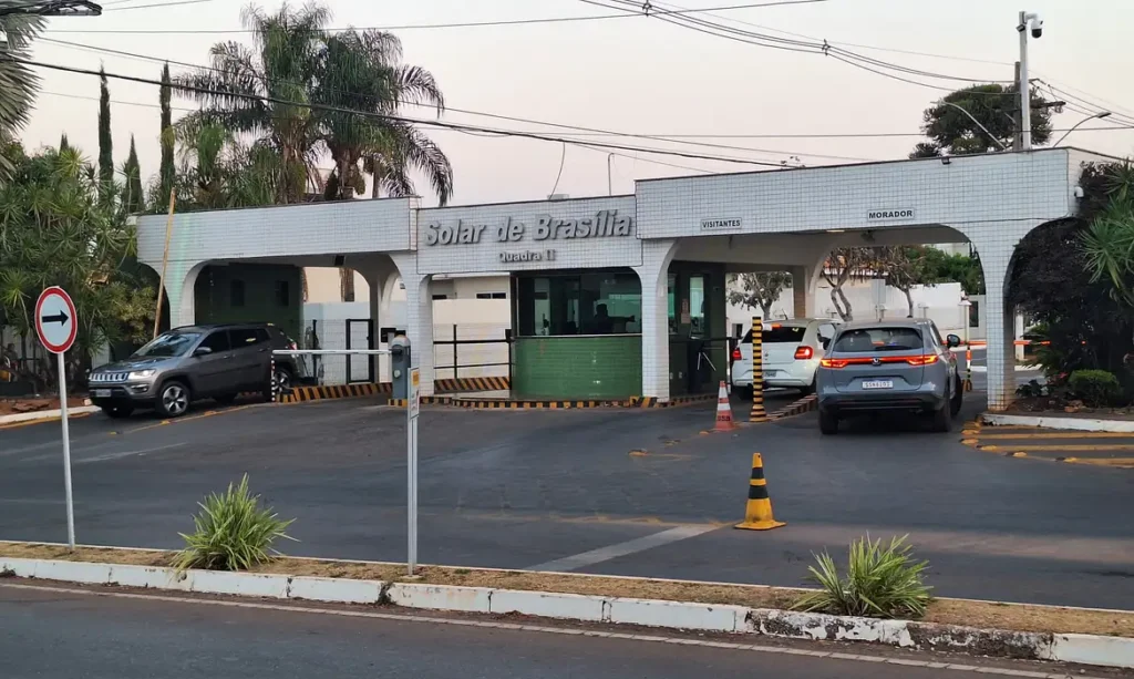 Polícia Federal cumpre mandado de busca e apreensão na casa de Bolsonaro e não encontra armas