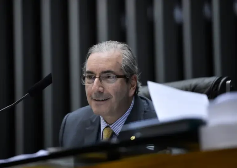 Dino bloqueia mais de R$ 6 milhões de Eduardo Cunha por indicação de emendas