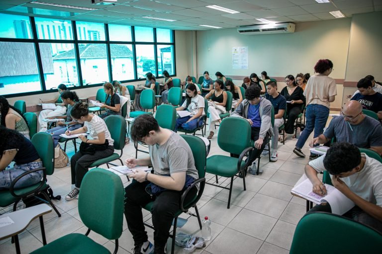 Com mais de 4 mil vagas, UEA lança editais do vestibular e SIS e anuncia curso inédito de Medicina Veterinária em Presidente Figueiredo