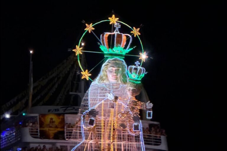Nossa Senhora do Carmo deixa Manaus e segue para Parintins na tradicional Romaria das Águas