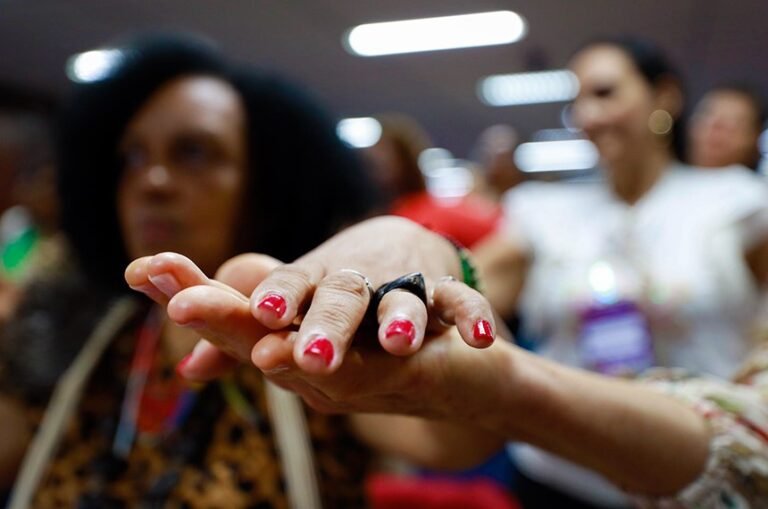 Lei torna obrigatória divulgação do Ligue 180 em escolas, hospitais e locais públicos