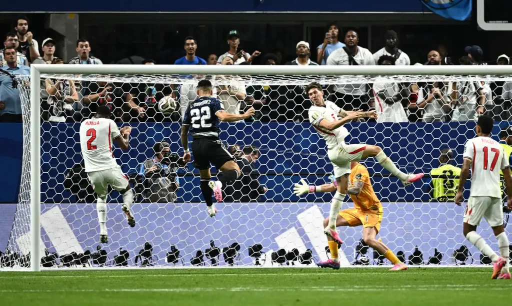 Com dois gols em sete minutos, Argentina derrota Inglaterra de virada e está na final da Copa