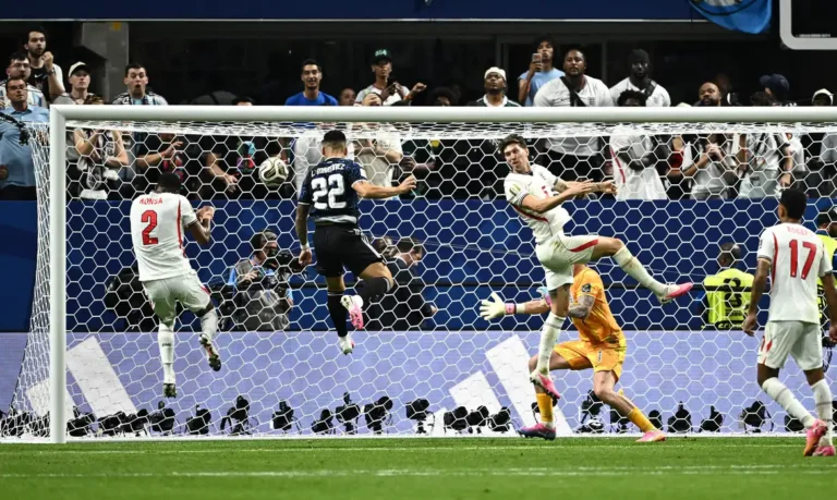 Com dois gols em sete minutos, Argentina derrota Inglaterra de virada e está na final da Copa
