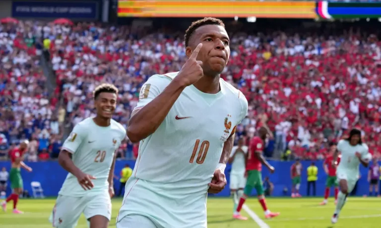 Com gols de Mbappé e Dembélé, França vence Marrocos e está na semifinal da Copa do Mundo