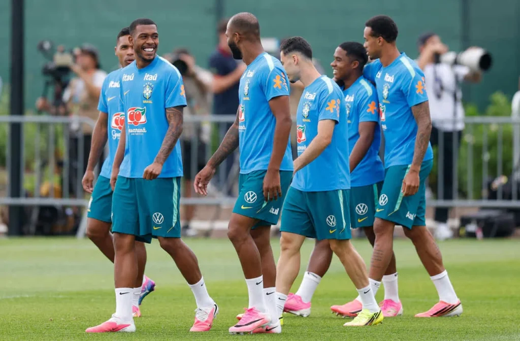 Brasil treina para jogo de domingo contra a Noruega; sensação térmica chega a quase 40ºC