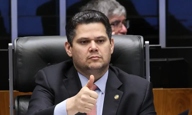 Alcolumbre reúne com Lula e PEC do fim da escala 6×1 avança no Senado