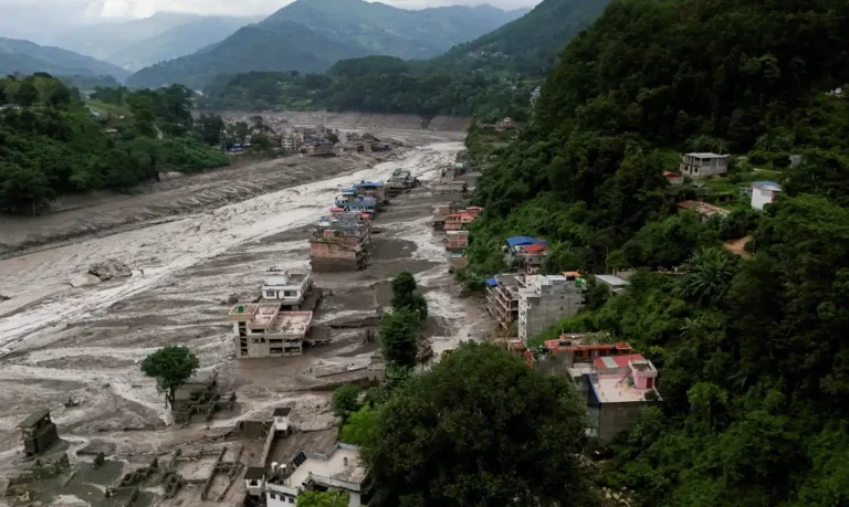 Nepal monitora lagos após enchente no Himalaia e alerta para risco de novas inundações
