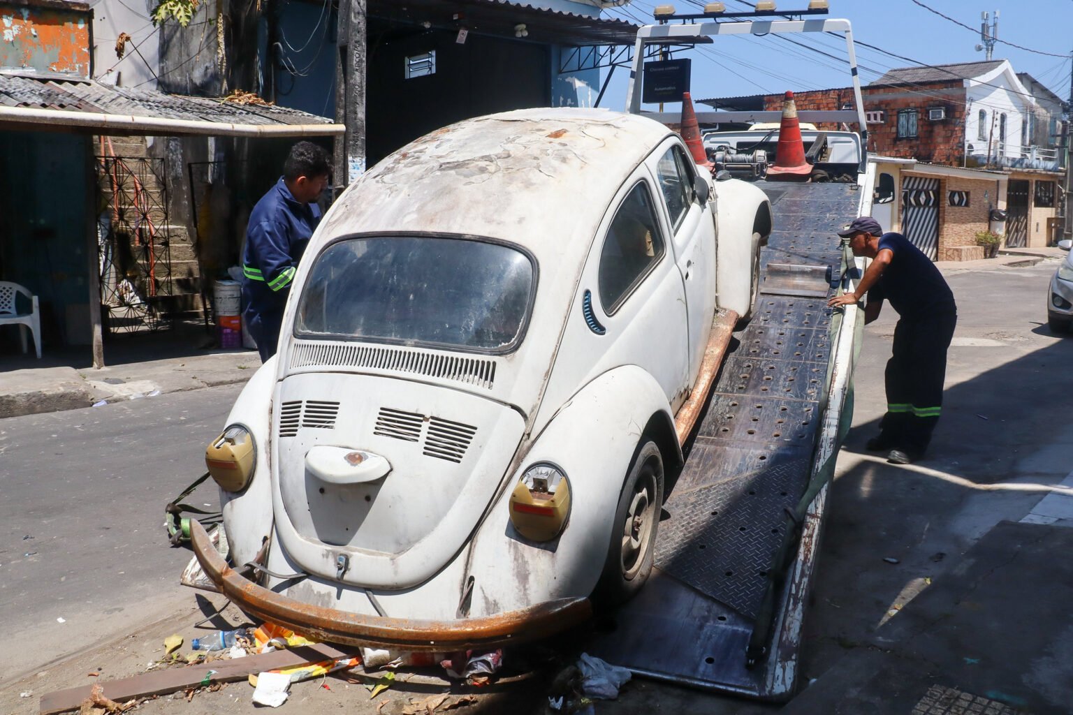 Operação retira 145 veículos abandonados das ruas de Manaus